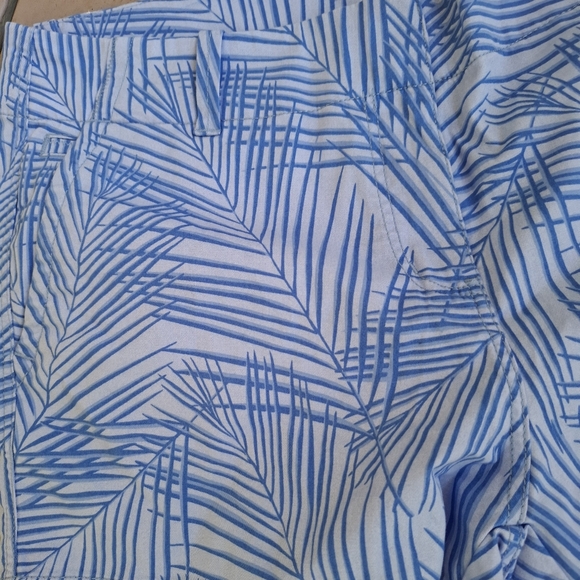 Vineyard Vines Geometric Blue Shorts NWOT Size 12 - Picture 3 of 9